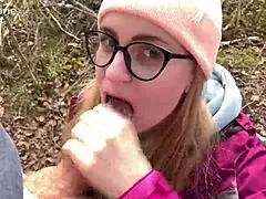 Senzualno gozdno sesanje se konča s spermo v ustih