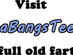 Evropska slatkica dobija duboko od dede u krevetu.