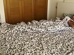 Kondomi päälle ennen kuin menen kaverin vaimon ajeltuun pilluun