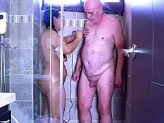 Honey prépare surprise douche chaude avec Agarabas et Olpr