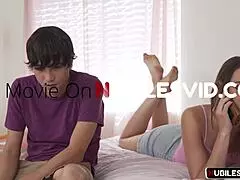 Andi Rose v rodinných koláčích S28-E2 ohnutá pro hluboký creampie zezadu.