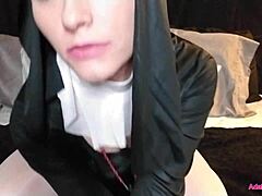 Adalynnx suora si lascia andare a un divertimento anale selvaggio e squirting