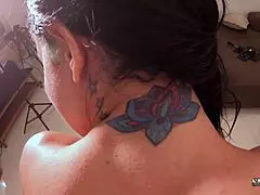 I feel every detail as Elisa Sanches explains her tattoos naked in bastidores with Big Bambu, Sandro Lima, and Binho Ted.