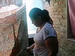 Ugh, jeg kan ikke lade være, pigen ryster sin store colombianske røv og gør min pik stiv