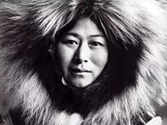 Eskimo Nell viser frem hårete retro-fitte i vintage scene