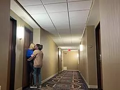 Épouse blonde aux gros seins trompe avec grosse bite noire avant retour du cocu