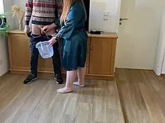 Ledesstemor erte med blowjob og viser store behårede aktiver