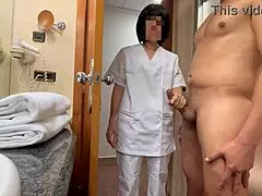 Šokuju hotelovou pokojskou na záchodě a ona mi pomůže vystříkat se