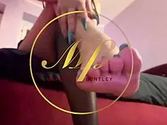 Jeg vil du skal skinne hælene mine med tungen, føl dominasjon og ydmykelse