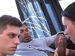 Femme chaude Lulu Jung prend bite dans cul pendant que mari lèche chatte