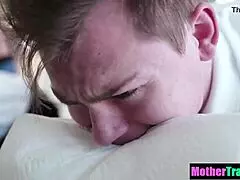 Boze stiefmoeders straffen stiefzonen in wilde familie groepsseks