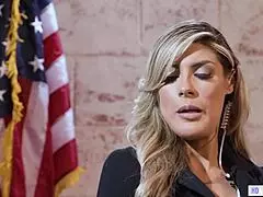 Καυτός σωματοφύλακας πείθει πολιτικό για γυναίκες με σέξι στολή!