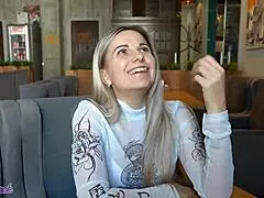 Letty Black távolról vezérelt vibrátorral bulizik kávézóban