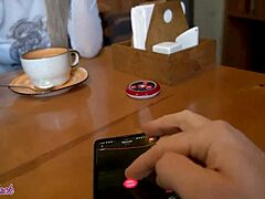 Letty Black rozvibruje diaľkový vibrátor v rušnej kaviarni