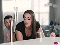 ميلاني هيكس تعطي انتقام ماكر لأمها الغير شقيقة الخجولة.