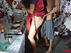 Tako vroče z desi bhabhi v kuhinji, ki jo mož razvaljuje