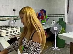 Mientras mi hermanastra lava la loza la morboseo y me termina dando su coño