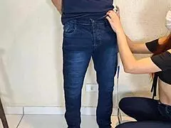 תופרת שובבה מביטה בזין הלקוחות במציצות קבוצתיות 😈