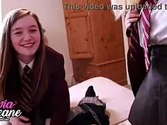 Oh Mann, zwei britische 18+ Studentinnen lutschen Schwanz und tauschen Sperma!