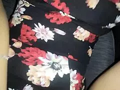 ¡Tío, estoy sola en el coche, tan cachonda, tocando mi vagina mojada!