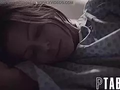 Pacientka Alexis Fawx prožívá minulé sexuální zážitky s personálem Bobbi Dylan