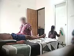 Mostrando o Pau pra Duas Empregadas Durante Massagem no Hotel