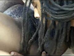 בייב אפרו-אמריקאית בעקבים נדפקת חזק בחדר שינה בסגנון דוגי