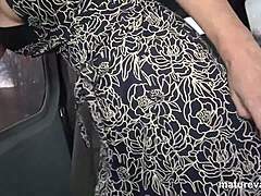 Starší kočka najde ztracený pár a naloží je do dodávky, věci se rychle rozproudí se silonkami a divokou akcí