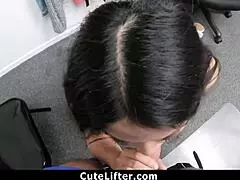 ดูสาวขโมยแปรงน่ารักโดนควยยักษ์ยับในห้องรักษาความปลอดภัยโรงรถ!