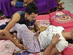 Shathi Khatun wird von Hanif und Shapan Pramanik im Dreier gefickt