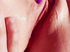 Jsem ohromený, když se probudím s cumem v těsné panenské kundi mé nevlastní dcery. Její mokré oholené rty mě šílí každé ráno.