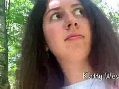 Млада шета парком, пишки и прича прљаво!