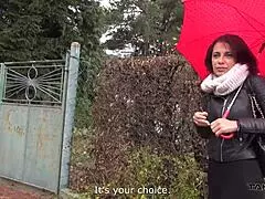 Ranskalainen tyttö hyppää muukalaisen pakettiautoon tiukkaa pillun pamautusta ja kuumaa suihinottoa varten