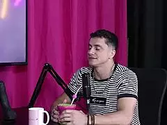 Ele se diz bi ativo mas não dá o cu, só na loja - Digão da Ilha Sheer Red