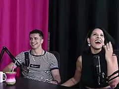 Ele se diz bi ativo mas não dá o cu, só na loja - Digão da Ilha Sheer Red