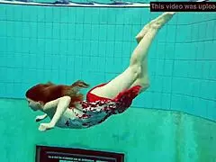 Dlakava riđokosa Poljakinja 18+ gola pod vodom