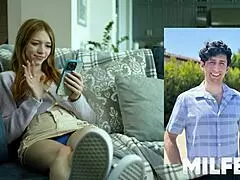 스텝 엄마가 주방에서 스텝 딸에게 자위하는 걸 잡혀