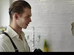 Whoa, le photographe fige le temps pour baiser la chaude femme d'affaires Tiffany Tatum en levrette... elle gémit fort ! 😲