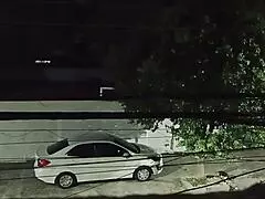 Mujer se encuentra con amante en coche fuera de casa y vuelve feliz