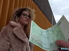 Gata espanhola de xota depilada leva uma surra forte ao ar livre