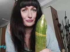 Moje krémová kunda teče z fistingového okurkového šukání a stříkání!