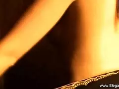 Kaunis eksoottinen itämainen tyttö eroottisella ohjeistuksella