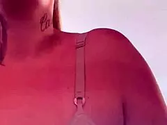 eu na academia fazendo um cardio me deu muito calor tirei a camiseta e fiquei de suti� o tes�o era grande bucetinha toda molhadinha 😏