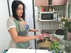 Hey, wanna watch Sarah Rosa cook sexy macarrão in lingerie?