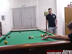 Kurvikas luonnollisten tissien naapurintyttö lyhyillä hiuksilla kokeilee ensimmäistä saksalaista kolmikkoaan MMF eurooppalaisien naapureiden kanssa.