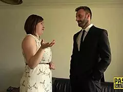 tjukk milf slave blir anal knullet og deepthroatet i vill gruppeaksjon