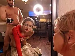 Подбирам Алексис Кей с огромни естествени цици след публично флашинг в клуб на Нова година