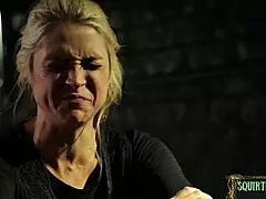 Militær mistress befaler mens hun slikker fangens intime steder i dampende møde