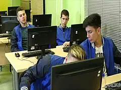 uma orgia selvagem de gangbang explodiu com foda sem camisinha.