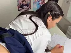 סטודנטית נדופקת בזמן שיעורי בית